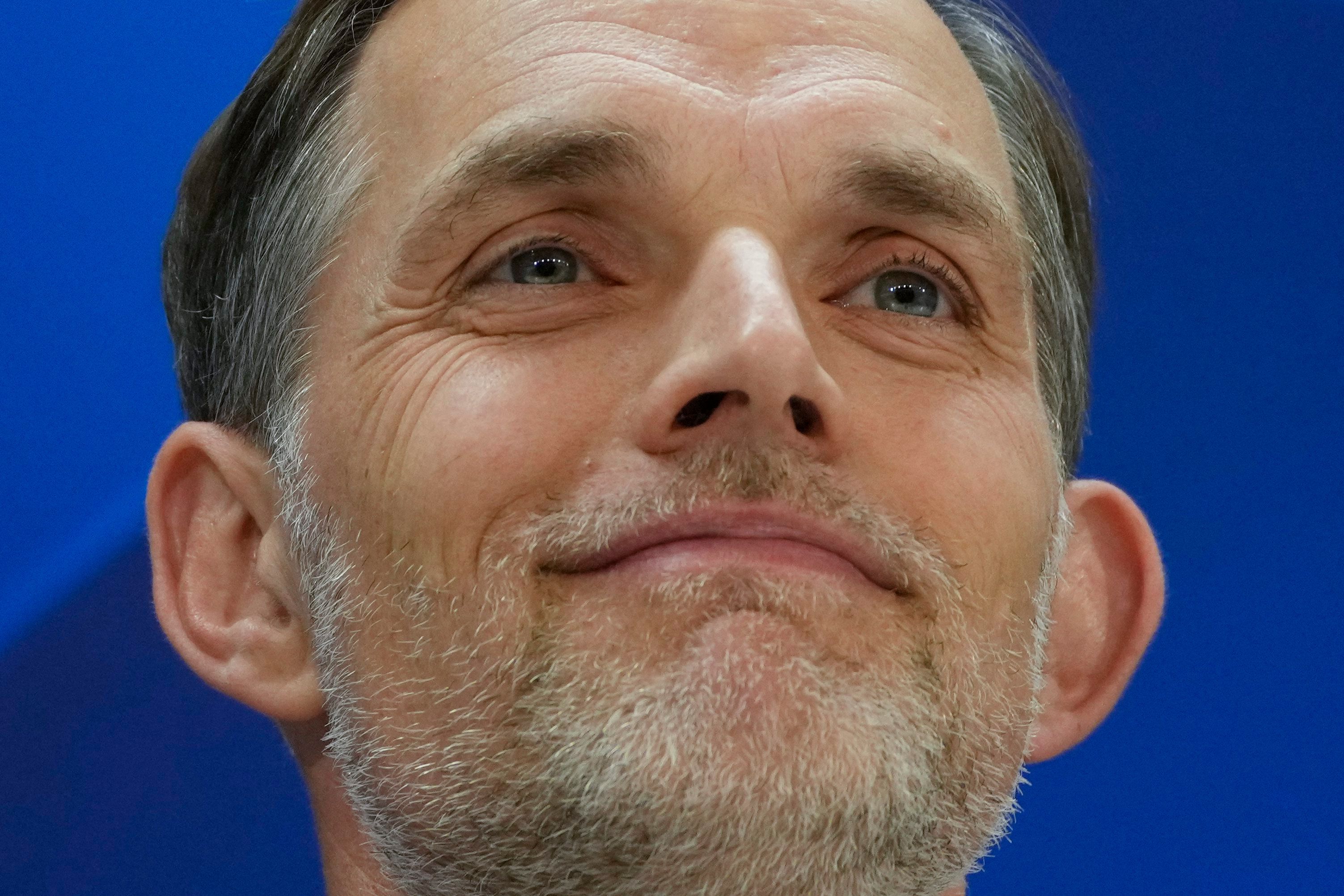 Thomas Tuchel hält während einer Pressekonferenz im Santiago Bernabeu Stadion inne.