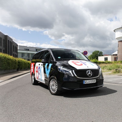 Ein schwarzes Fahrzeug der Efi-Flotte steht auf einer Straße in der Neuen Bahnstadt Opladen.