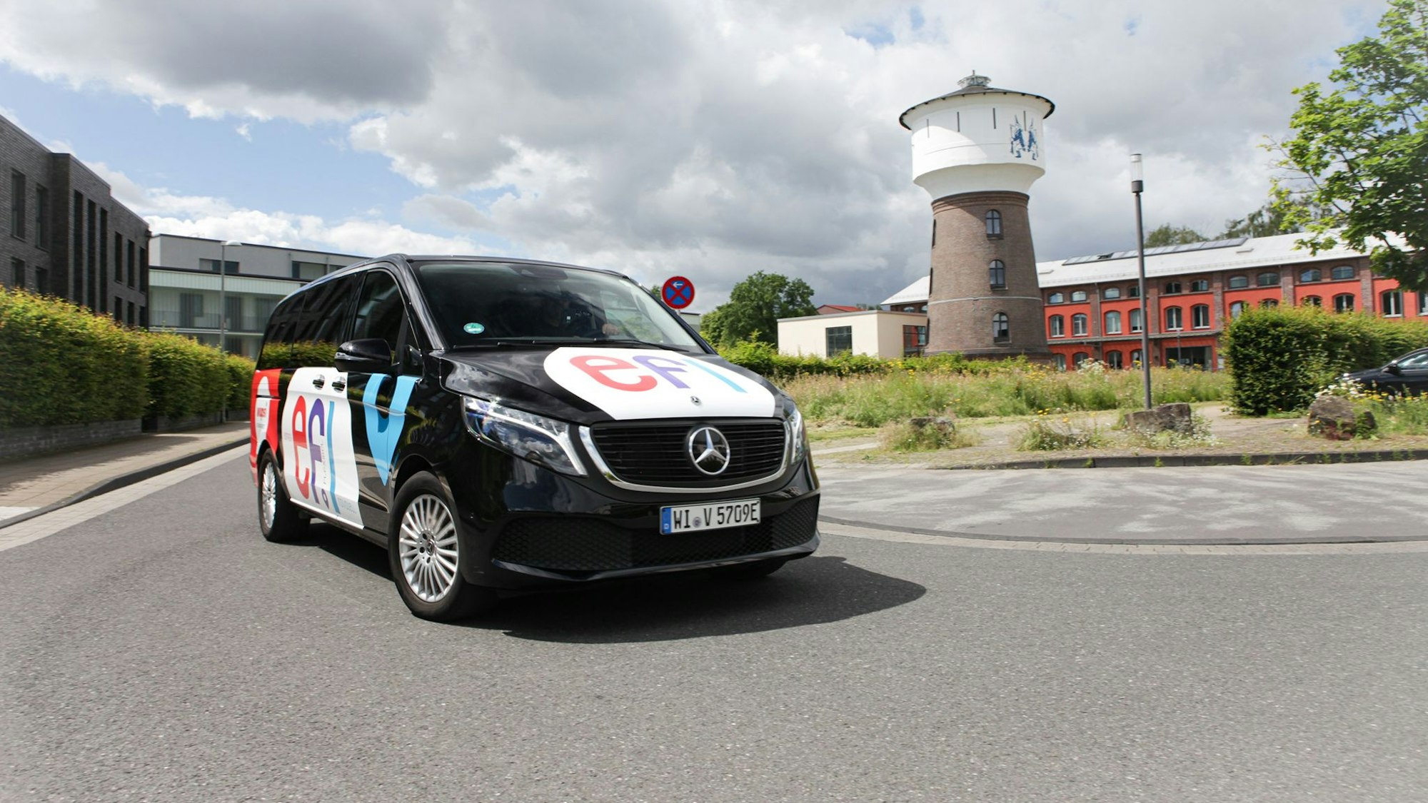 Ein schwarzes Fahrzeug der Efi-Flotte steht auf einer Straße in der Neuen Bahnstadt Opladen.