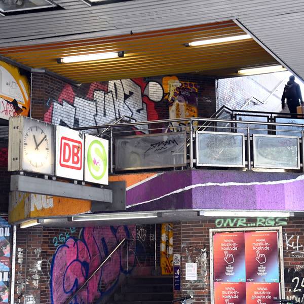 Der Hansaring gilt als „Haltestelle des Grauens“. Nun wird sie von einer Reinigungsfirma auf Eigeninitiative der Stadt gesäubert.