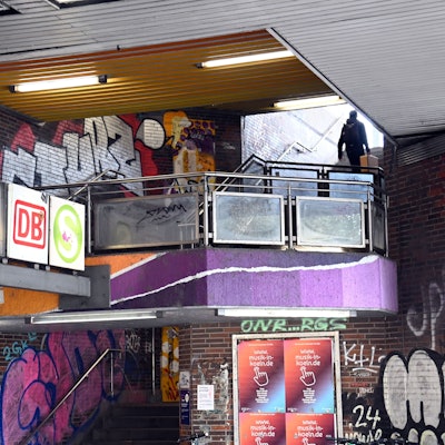 Der Hansaring gilt als „Haltestelle des Grauens“. Nun wird sie von einer Reinigungsfirma auf Eigeninitiative der Stadt gesäubert.