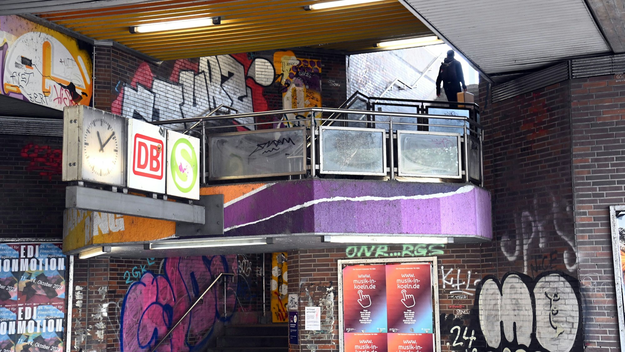 Der Hansaring gilt als „Haltestelle des Grauens“. Nun wird sie von einer Reinigungsfirma auf Eigeninitiative der Stadt gesäubert.