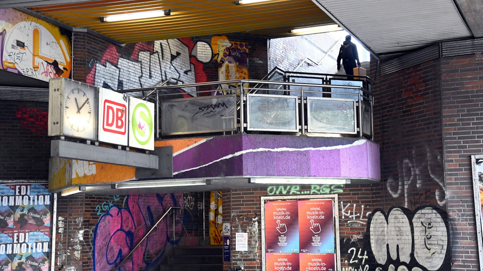 Die Haltestelle Hansaring wurde von einer Reinigungsfirma in Eigeninitiative gekärchert.