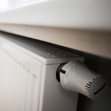 Blick auf einen Heizkörper mit Thermostat.
