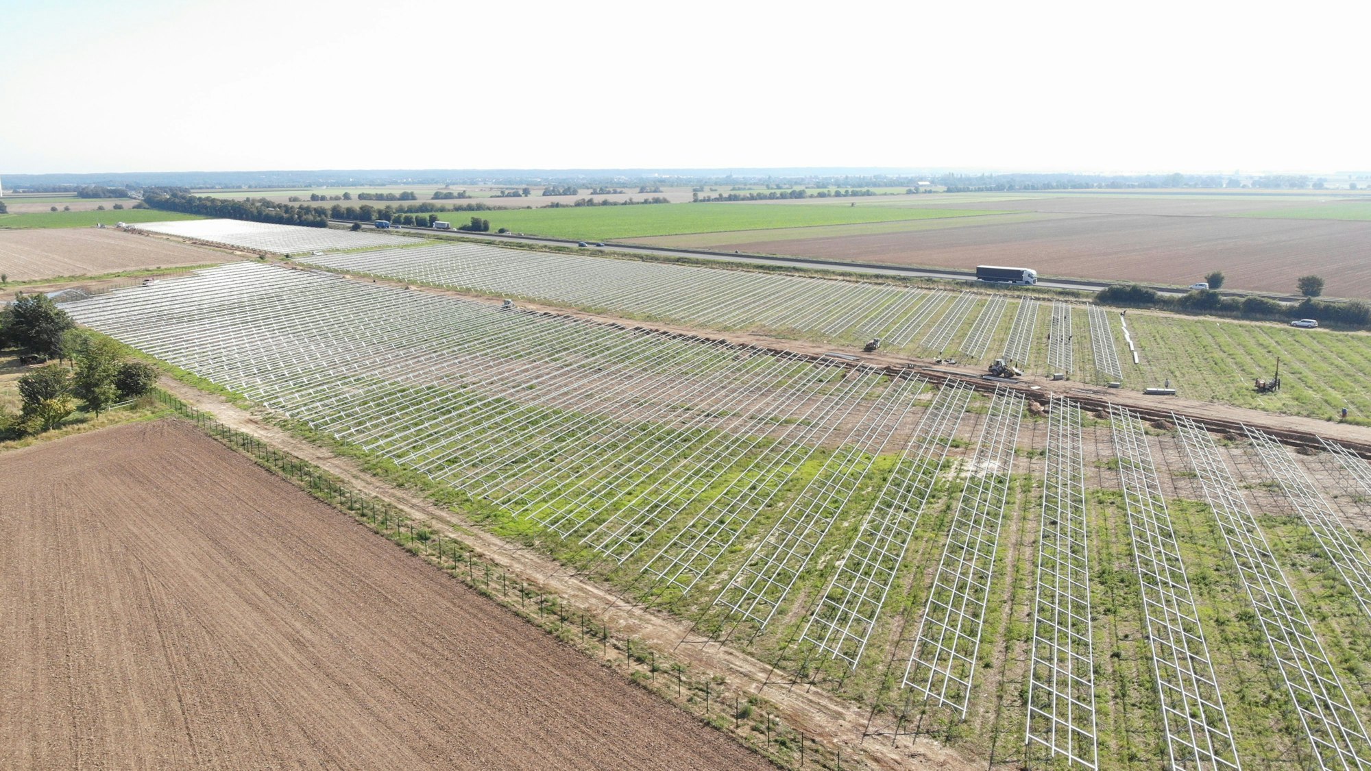 Zu sehen ist eine Photovoltaikanlage im Bau.