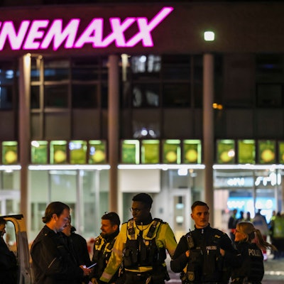Polizeibeamte stehen vor dem Cinemaxx-Kino in der Krefelder Innenstadt. Vor einem Kino am Hauptbahnhof in Krefeld hatte die Polizei den Brandstifter Hassan N. niedergeschossen.