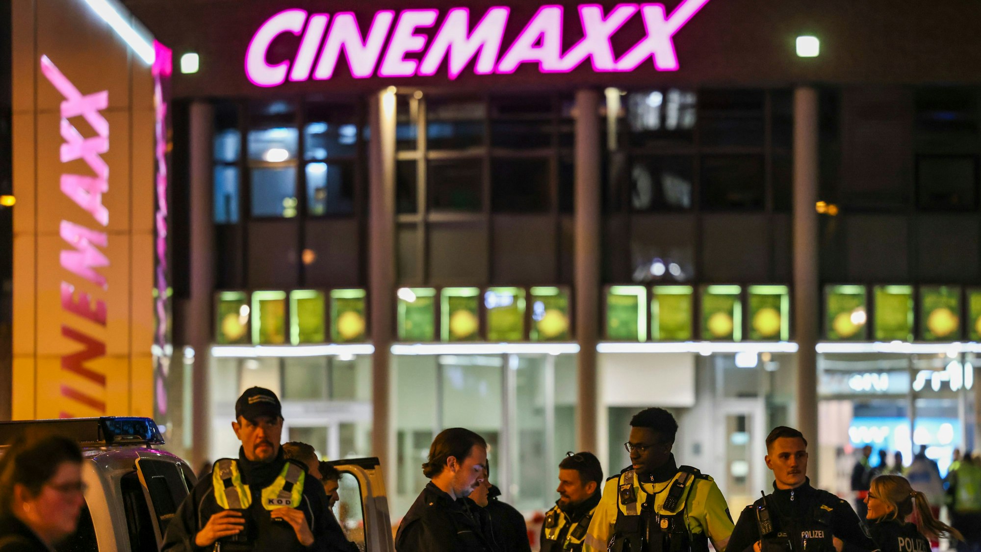 Polizeibeamte stehen vor dem Cinemaxx in der Krefelder Innenstadt. Vor einem Kino am Hauptbahnhof in Krefeld hat die Polizei den Iraner Hassan N. niedergeschossen. Der Täter wurde im PeRiskoP-Programm betreut.