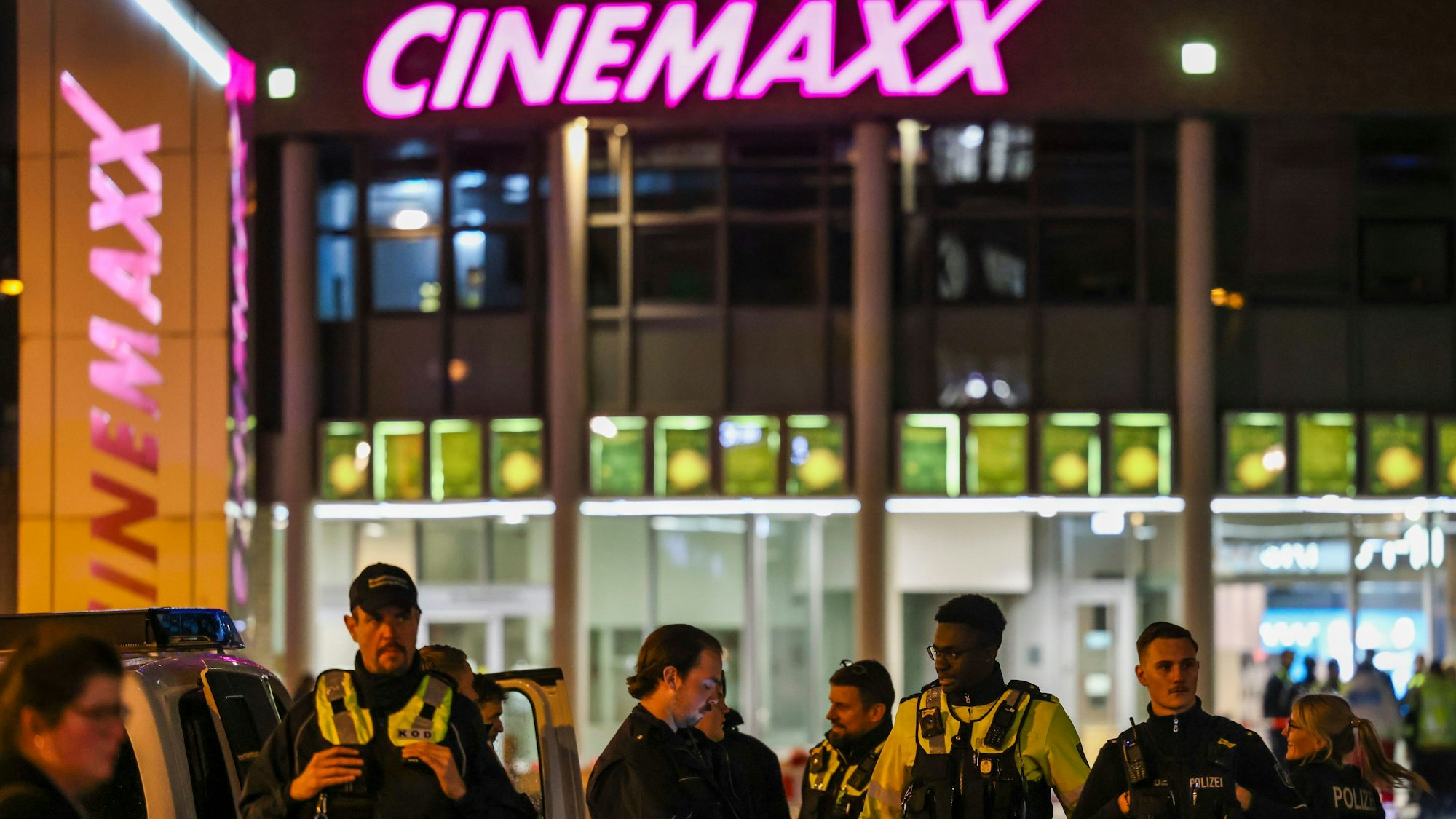 Polizeibeamte stehen vor dem Cinemaxx-Kino in der Krefelder Innenstadt. Dort hatte Polizei den Brandstifter Hassan N. niedergeschossen.