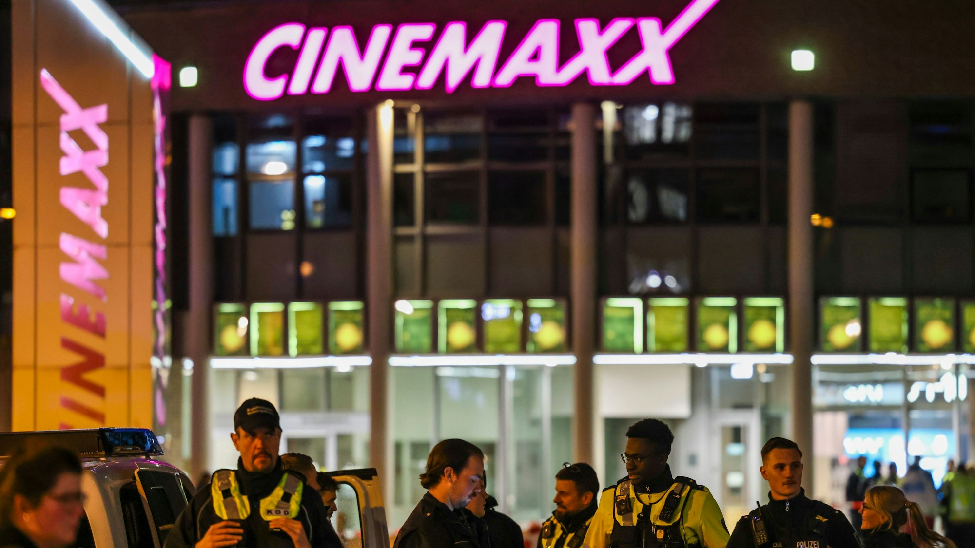 Polizeibeamte stehen vor dem Cinemaxx-Kino in der Krefelder Innenstadt. Vor einem Kino am Hauptbahnhof in Krefeld hatte die Polizei den Brandstifter Hassan N. niedergeschossen.