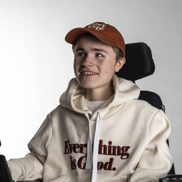 Comedian Carl Josef im Pullover mit roter Cappie