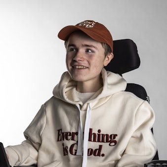 Comedian Carl Josef im Pullover mit roter Cappie