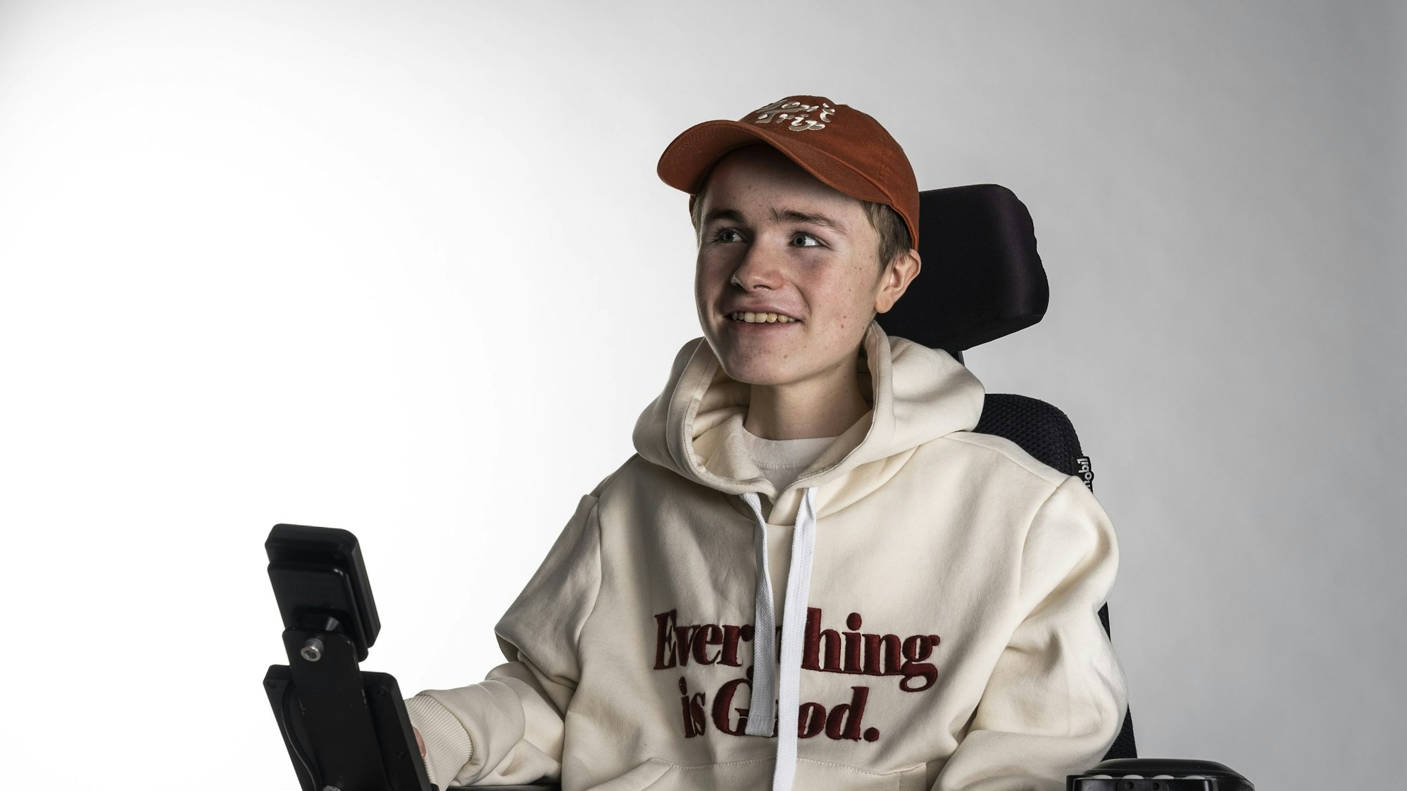 Comedian Carl Josef im Pullover mit roter Cappie