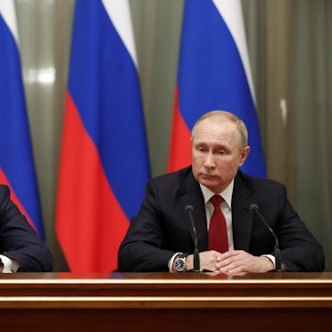 Kremlchef Wladimir Putin (r.) zusammen mit dem ehemaligen Präsidenten Dmitri Medwedew. (Archivbild)