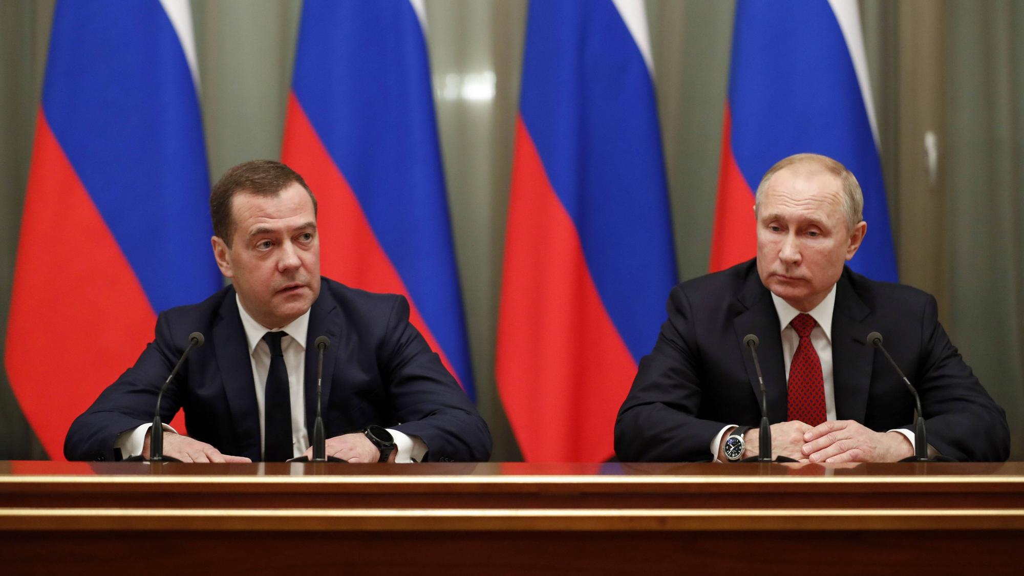 Dmitri Medwedew zusammen mit Kremlchef Wladimir Putin. Der frühere russische Präsident gehört zu den schrillsten Lautsprechern seit Kriegsbeginn. (Archivbild)