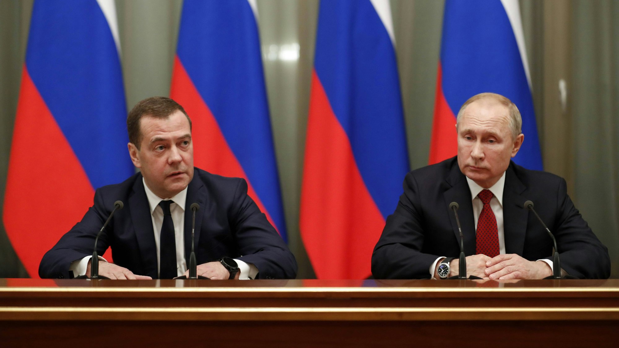 Dmitri Medwedew zusammen mit Kremlchef Wladimir Putin. Der frühere russische Präsident gehört zu den schrillsten Lautsprechern seit Kriegsbeginn. (Archivbild)