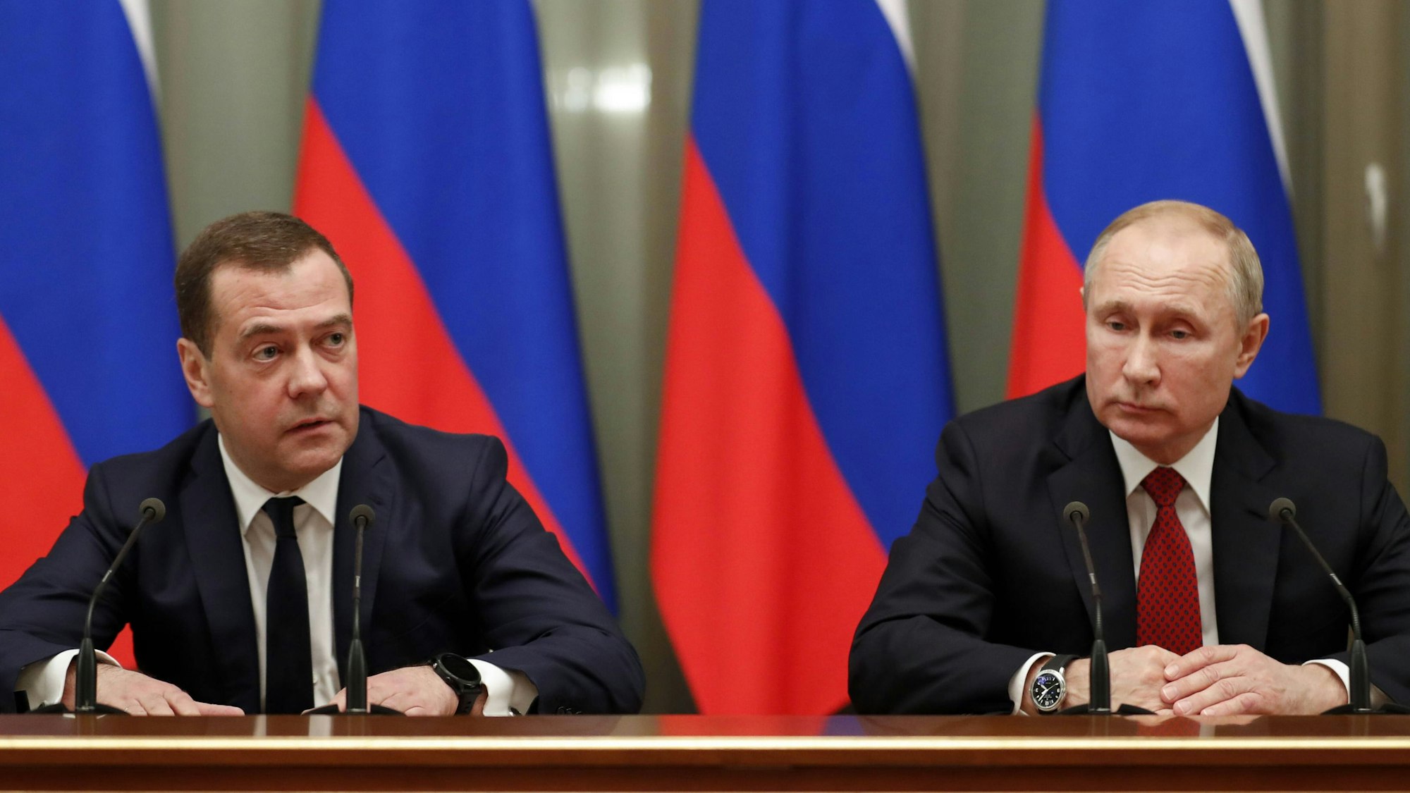 Kremlchef Wladimir Putin (r.) zusammen mit dem ehemaligen Präsidenten Dmitri Medwedew. (Archivbild)