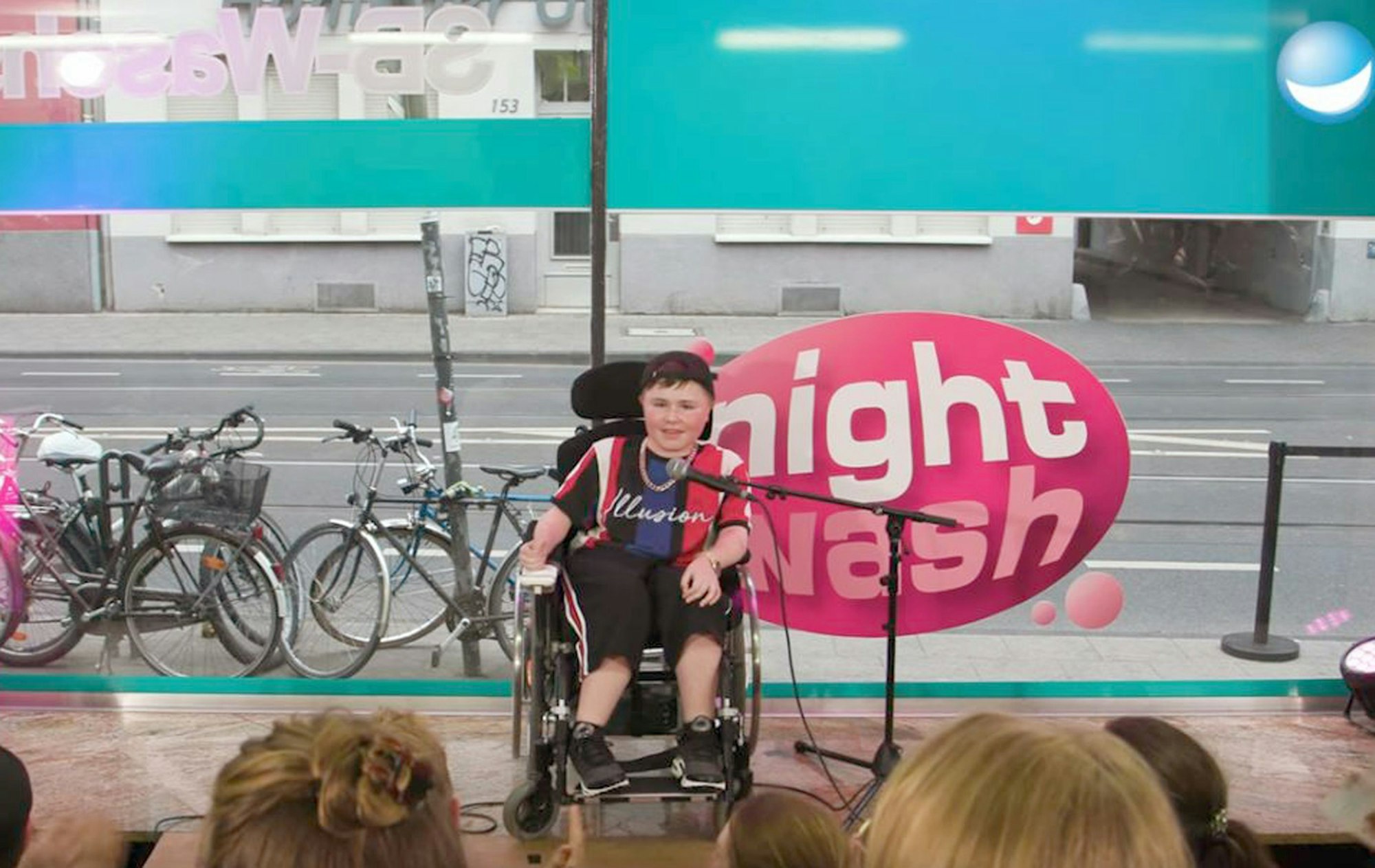 Carl Josef als 14-Jähriger auf der Bühne von Nightwash.