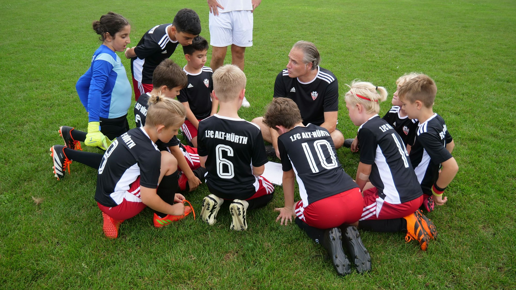 Das Foto zeigt Nachwuchsspieler im Trikot des 1. FC Alt-Hürth auf dem Rasen.