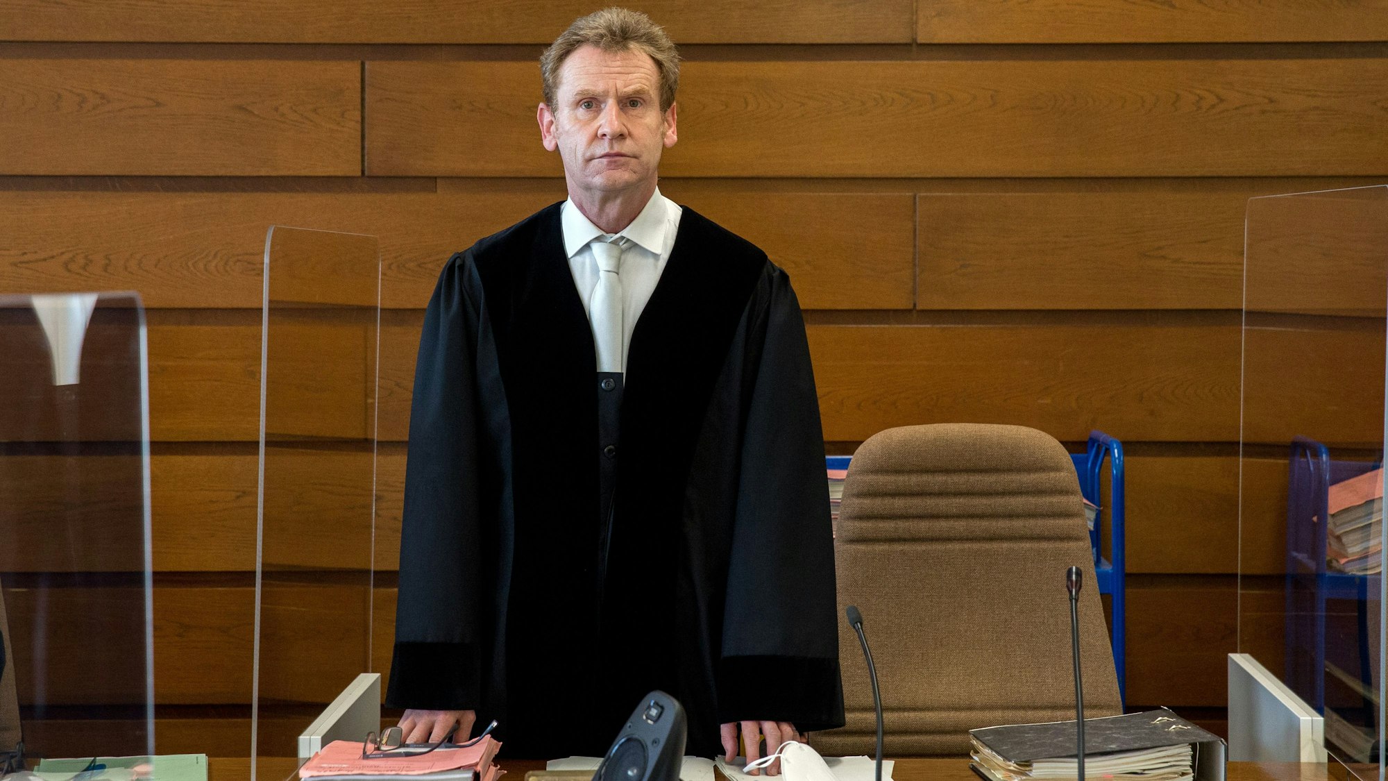 Der Kölner Richter Peter Koerfers leitet die Hauptverhandlung gegen seine frühere Schöffin.