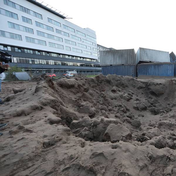 Die Wucht der kontrollierten Sprengung warf die Container um und hinterließ einen Krater vor dem Krankenhaus in Merheim.