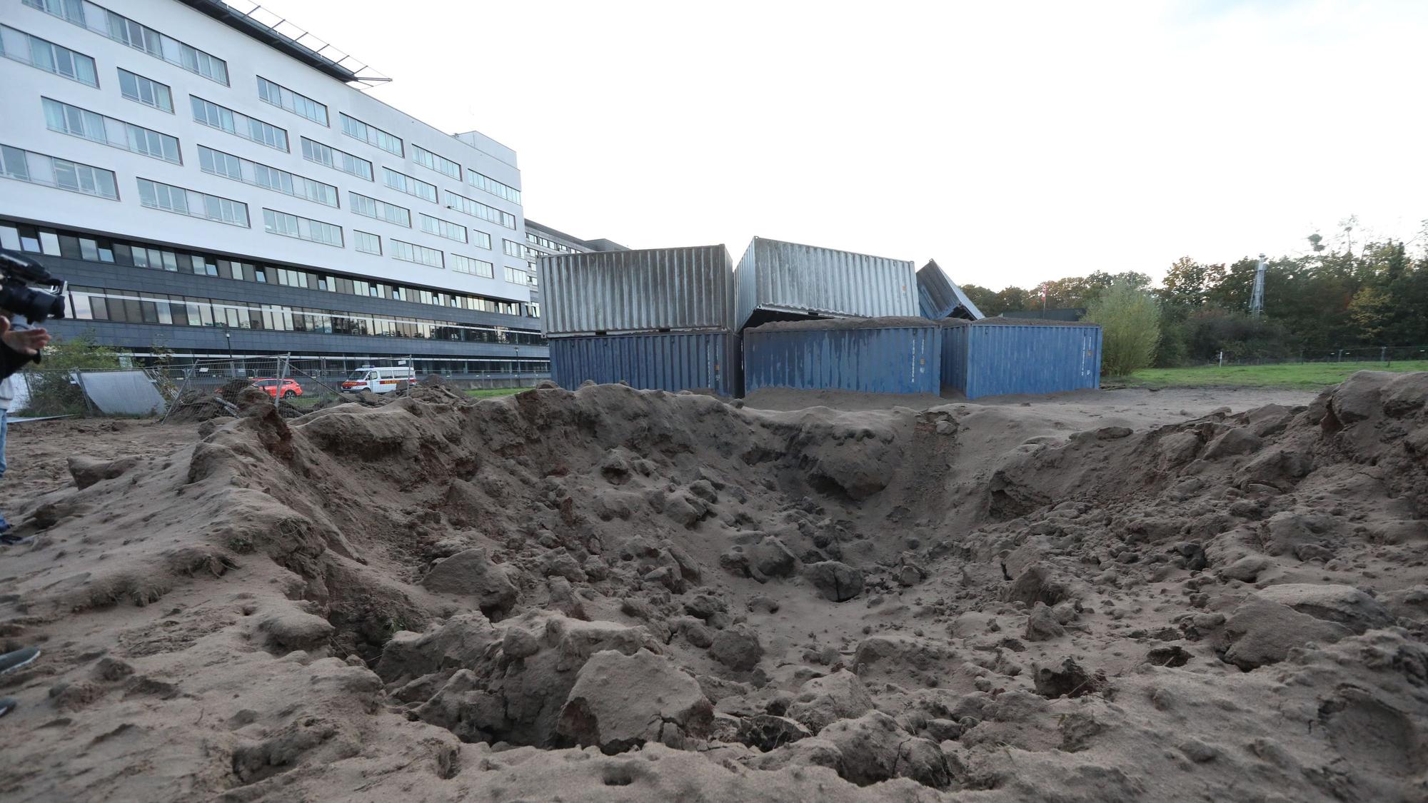 Die Wucht der kontrollierten Explosion warf die Container um und verursachte ein großen Krater vor dem Krankenhaus in Merheim.