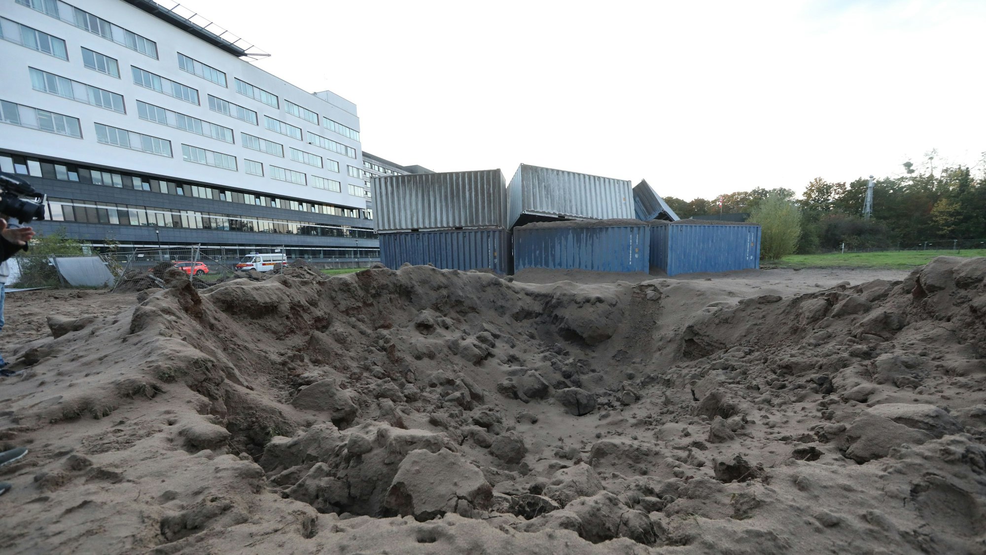 Die Wucht der kontrollierten Explosion warf die Container um und verursachte ein großen Krater vor dem Krankenhaus in Merheim.