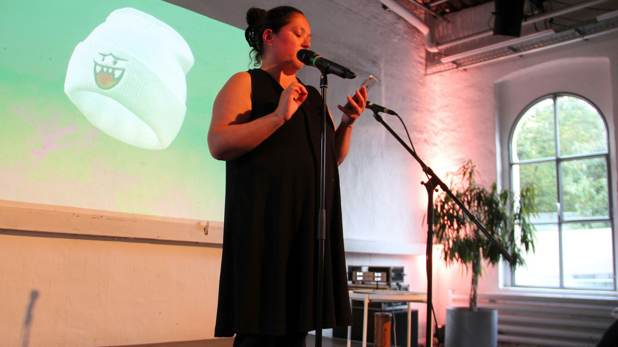 Jacinta Nandi setzte bei ihrer Stand-up-Comedy-artigen Lesung in der Orangerie auf das Medium Smartphone.