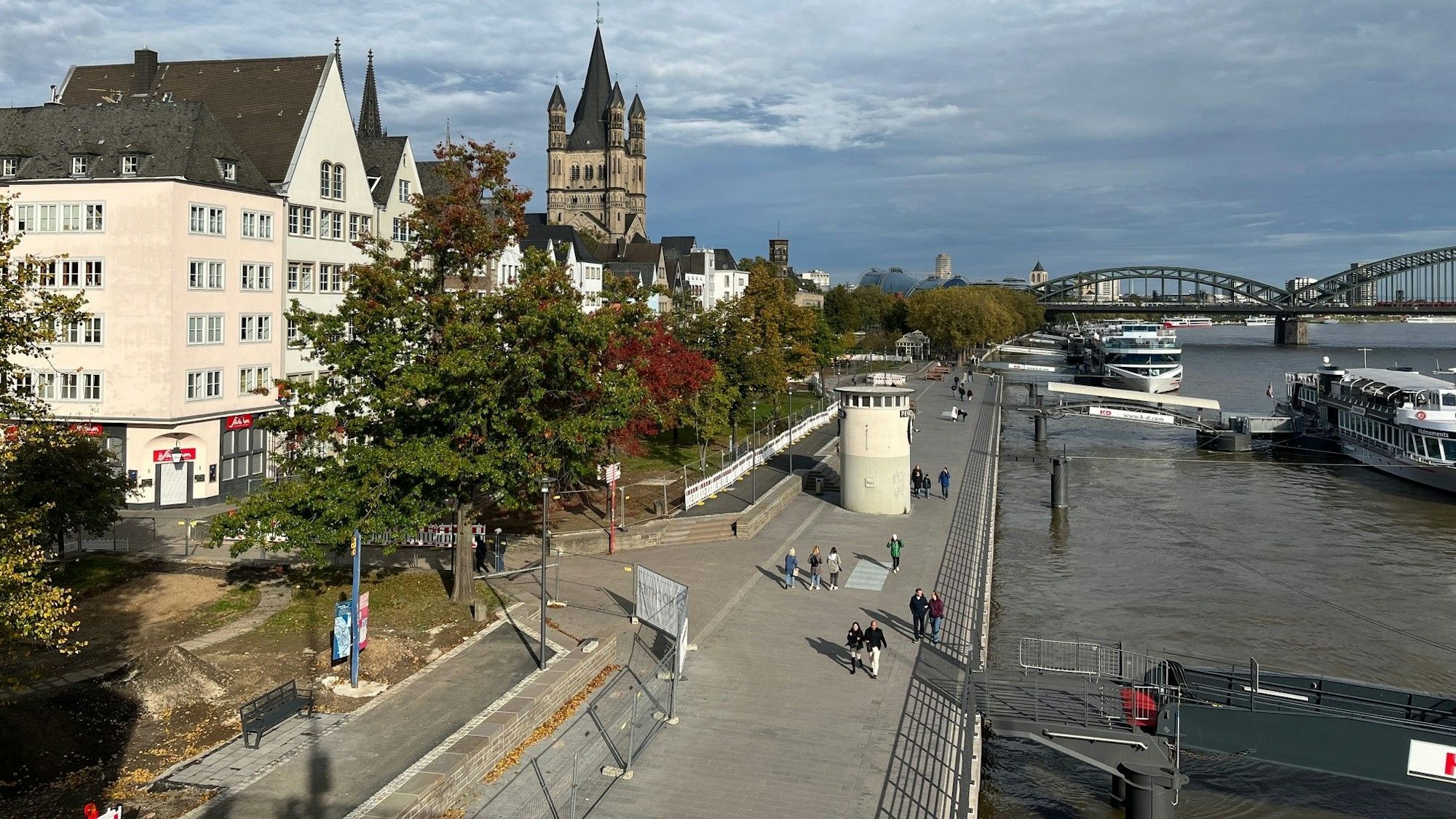 Das neue Rheinufer, nur ein kleiner Teil ist noch abgesperrt.