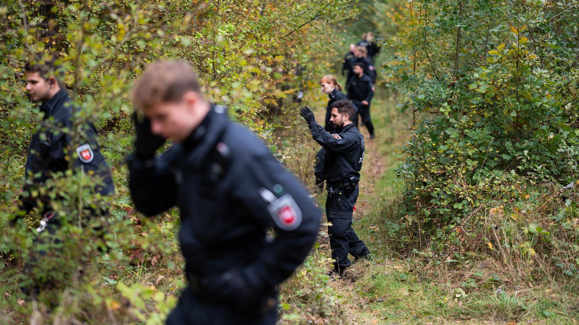 Polizisten suchten unweit eines Campingplatzes nach dem Vermissten.