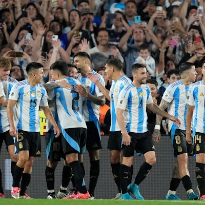 Argentiniens Spieler feiern nach dem Tor von Lionel Messi.Ganz rechts dabei: Exequiel Palacios von Bayer 04 Leverkusen