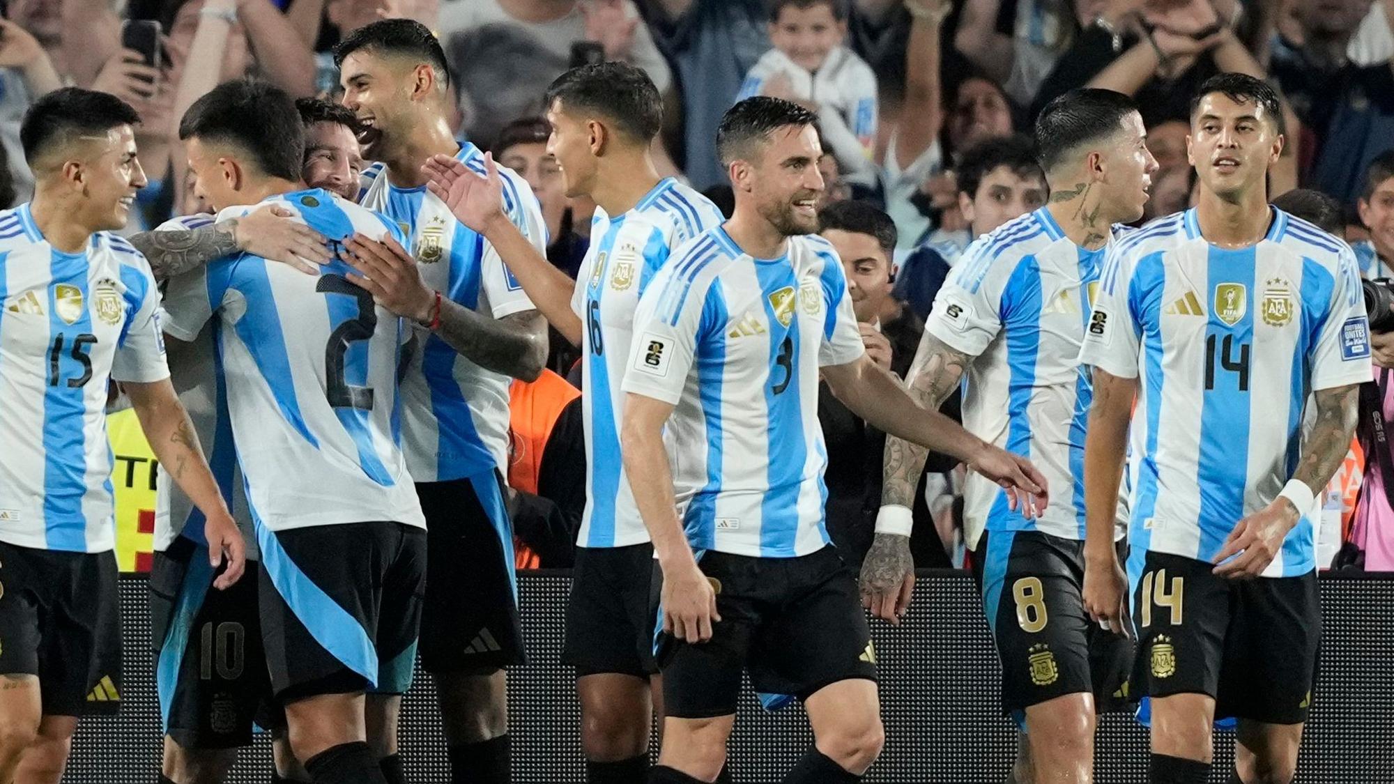 Argentiniens Spieler feiern nach dem Tor von Lionel Messi.Ganz rechts dabei: Exequiel Palacios von Bayer 04 Leverkusen