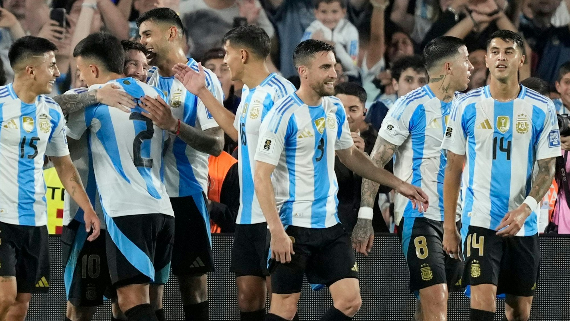 Argentiniens Spieler feiern nach dem Tor von Lionel Messi.Ganz rechts dabei: Exequiel Palacios von Bayer 04 Leverkusen