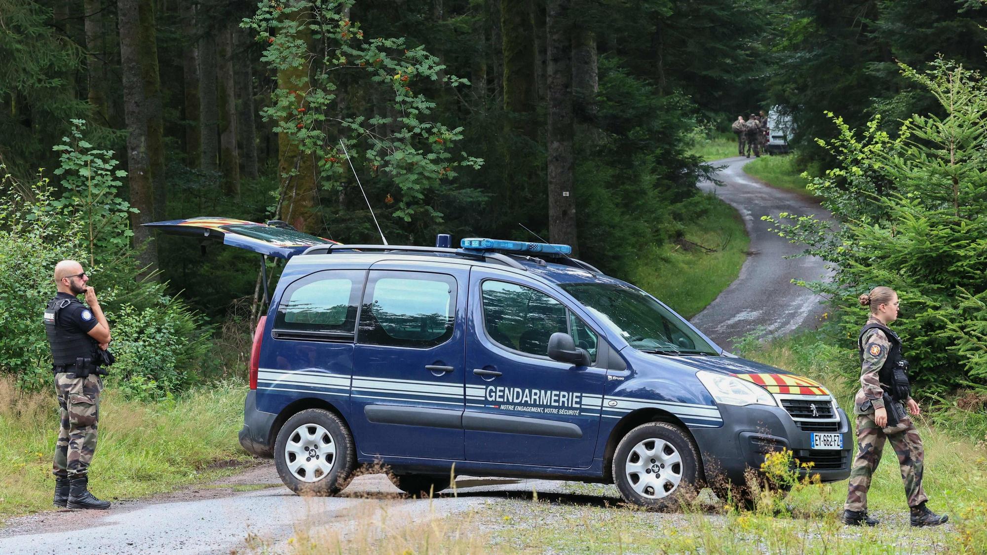 Französische Gendarmen blockieren eine Straße während der Suche nach der im Elsass vermissten Jugendlichen Lina.