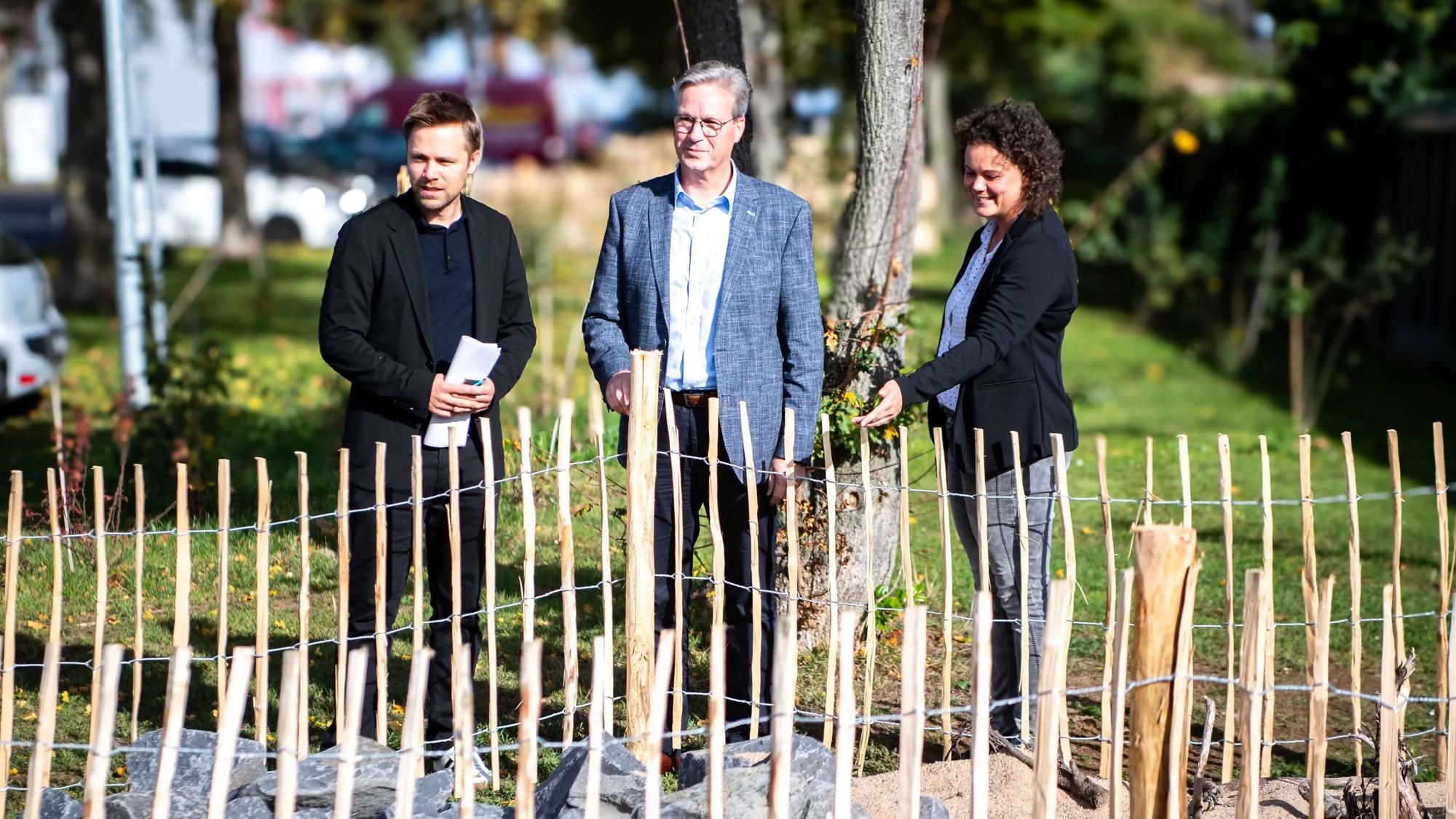 Das Bild zeigt die Protagonisten des Entsiegelungspaten-Projekts des Kreises Euskirchen vor dem Kreishaus. Auch dort ist der Kreis aktiv geworden.