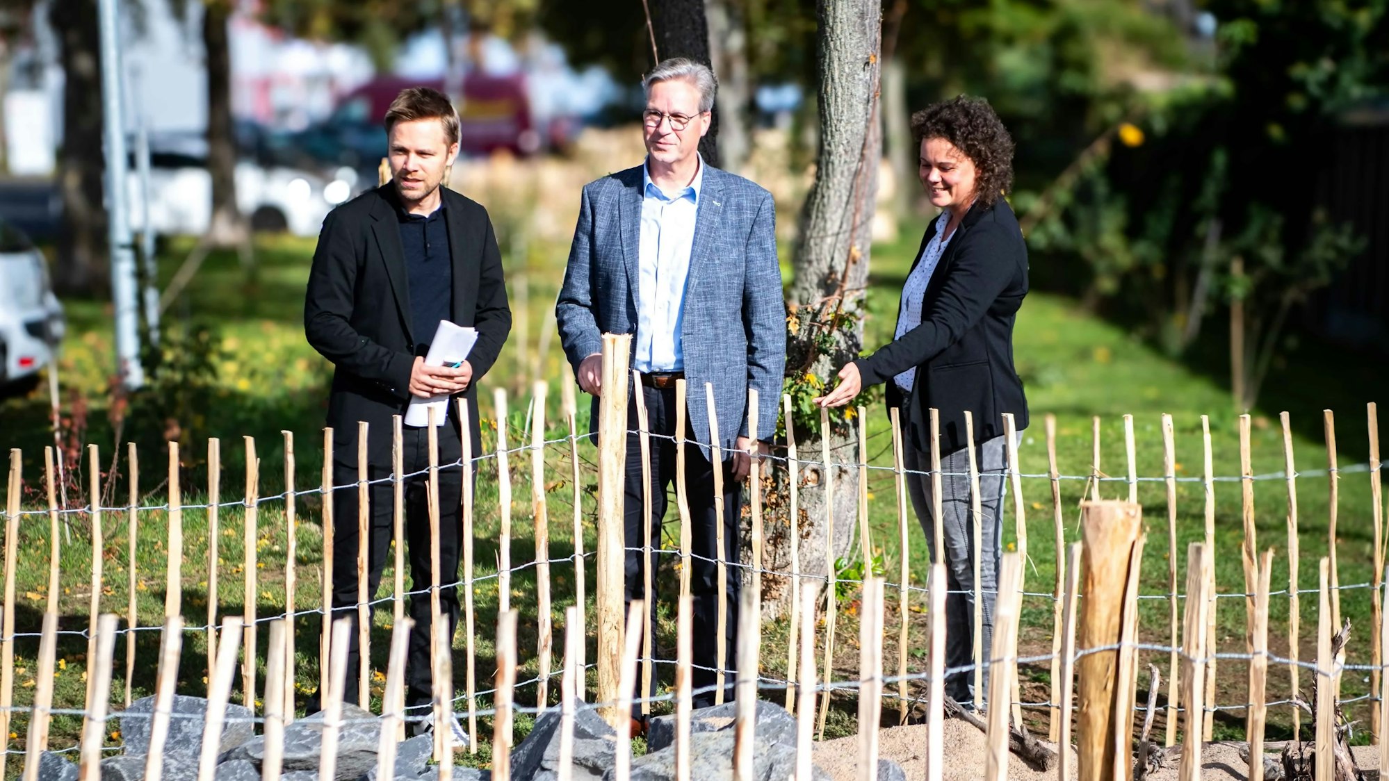 Das Bild zeigt die Protagonisten des Entsiegelungspaten-Projekts des Kreises Euskirchen vor dem Kreishaus. Auch dort ist der Kreis aktiv geworden.