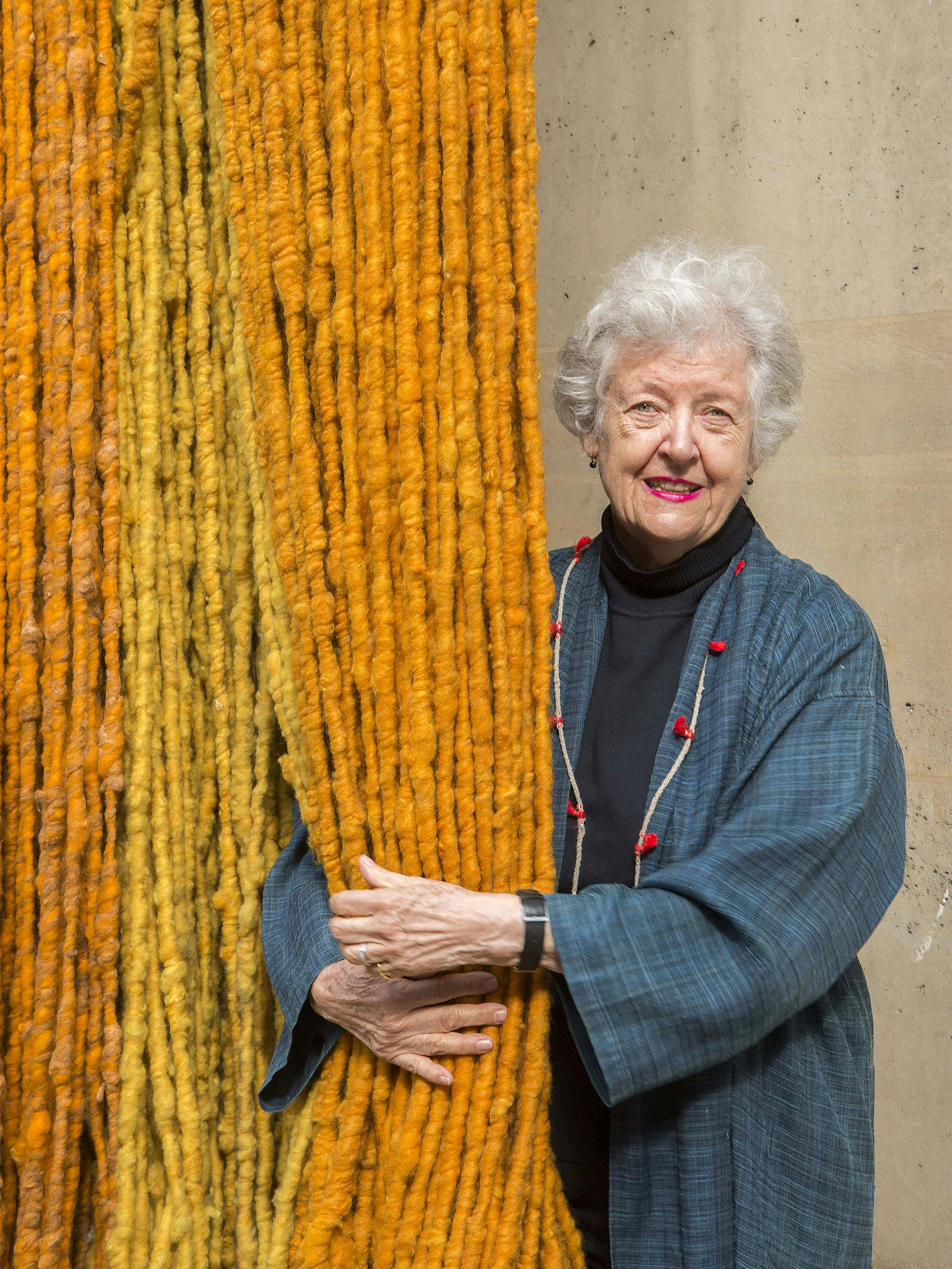 Sheila Hicks umfasst einen Vorhang
