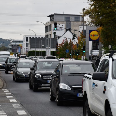Das Fotos zeigt die dicht befahrene Luxemburger Straße in Efferen.