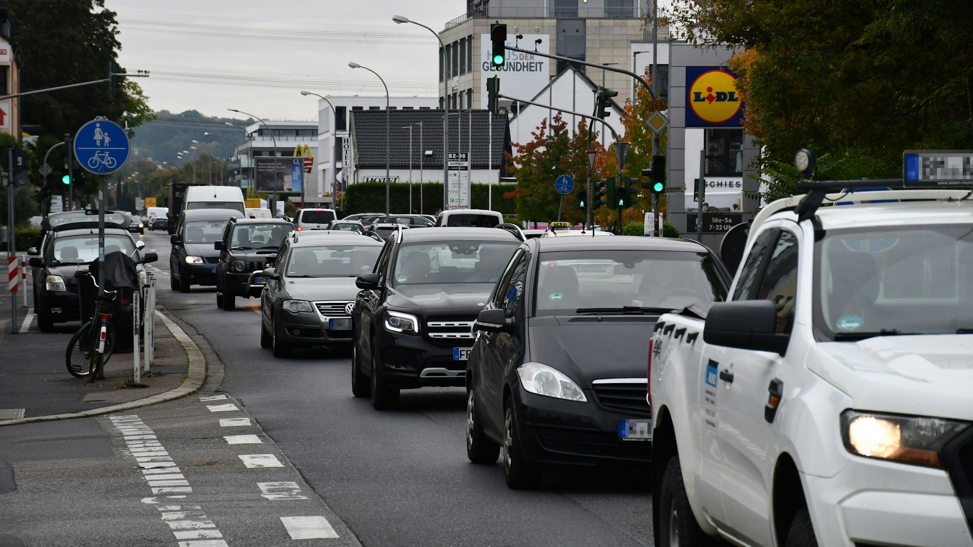 Das Fotos zeigt die dicht befahrene Luxemburger Straße in Efferen.