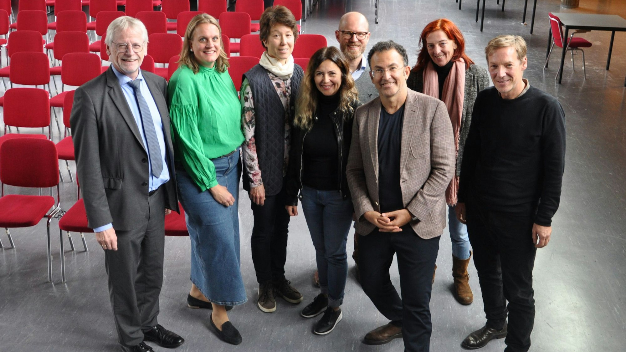 Männer und Frauen stehen nebeneinander.