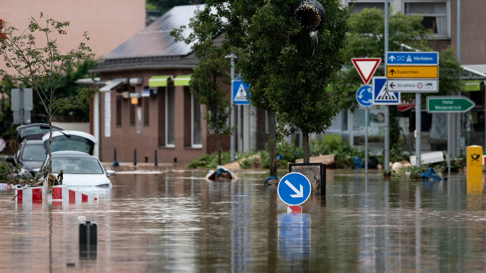 Straßen in Swistal-Heimerzheim sind überflutet. Im Juli 2021 wurde Nordrhein-Westfalen von einer Flutkatastrophe heimgesucht. Eine neue App soll Bürgern in Nordrhein-Westfalen helfen, bei Hochwasser- und Starkregen-Gefahr das Überflutungsrisiko für ihr eigenes Zuhause zu ermitteln.