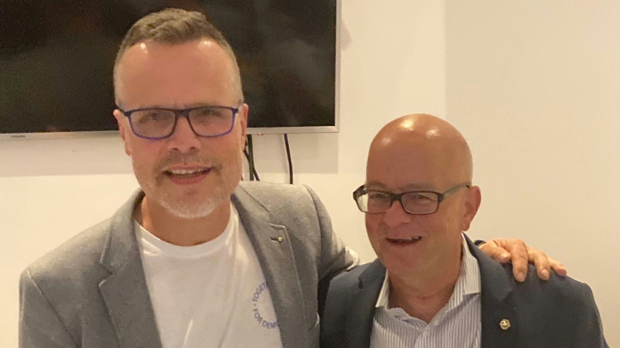 Zwei Mäner lächeln.