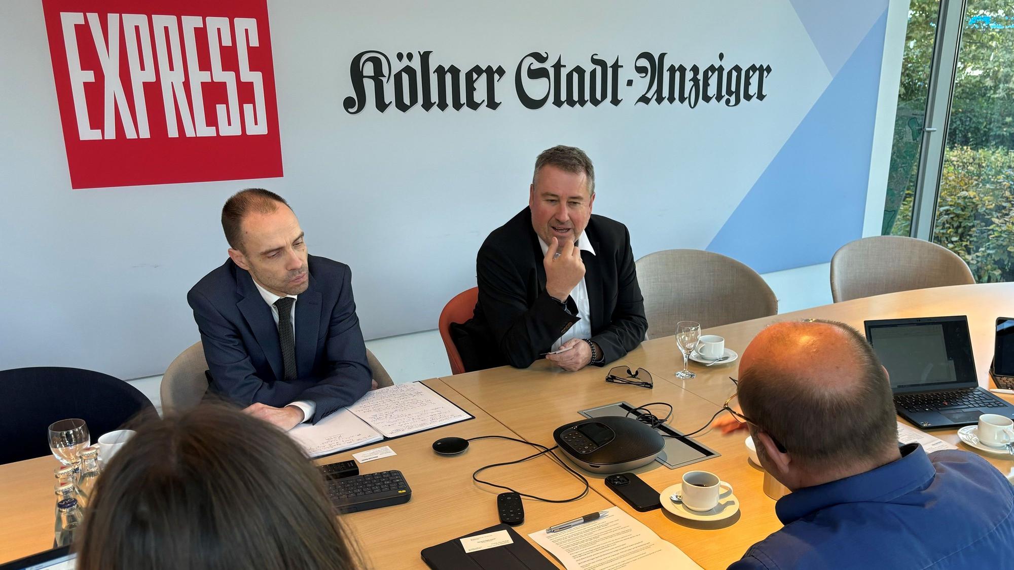 Botschafter Peter Györkös und Generalkonsul Gergö Szilagyi im Gespräch beim „Kölner Stadt-Anzeiger“.