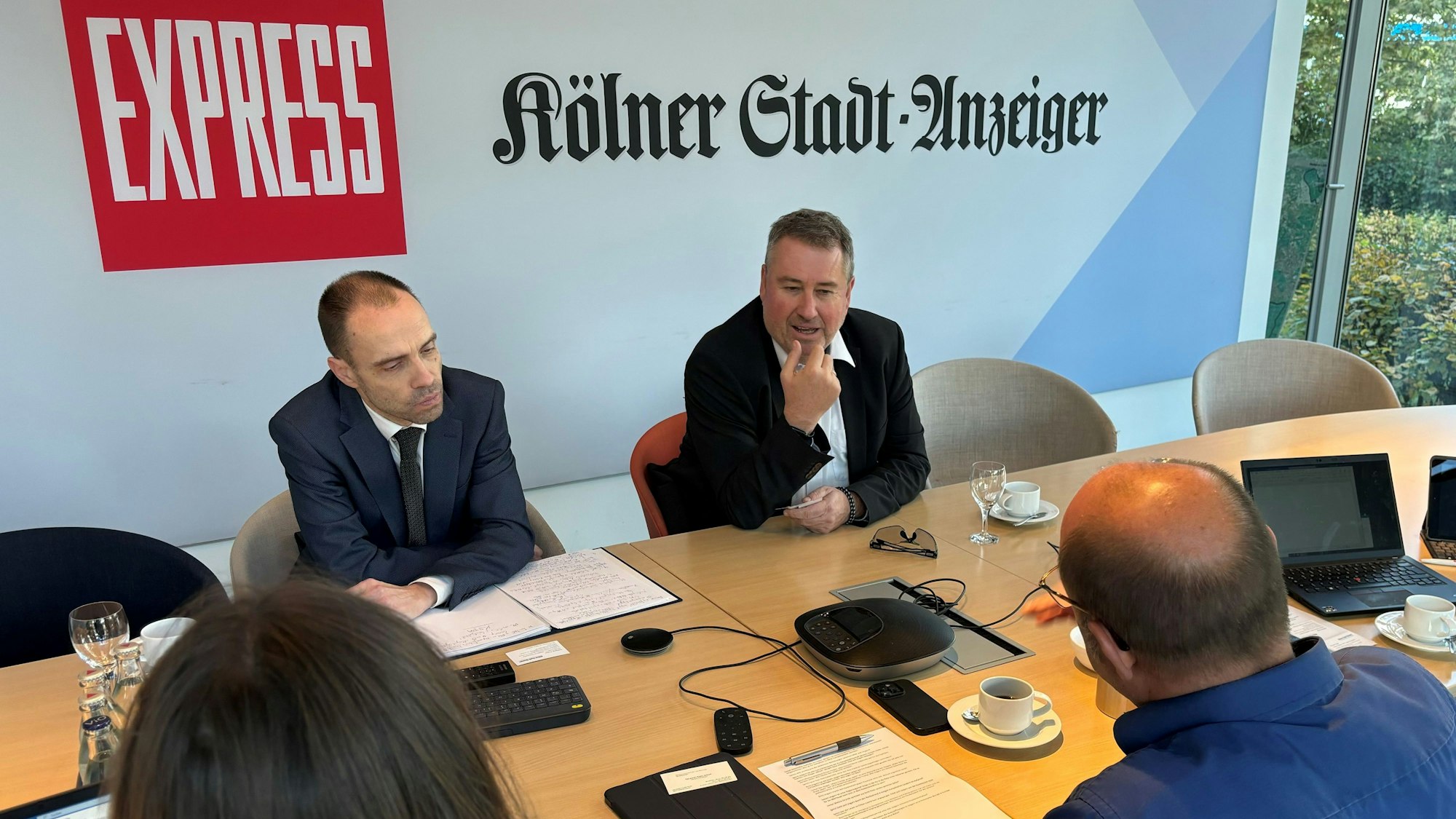 Botschafter Peter Györkös und Generalkonsul Gergö Szilagyi im Gespräch beim „Kölner Stadt-Anzeiger“.