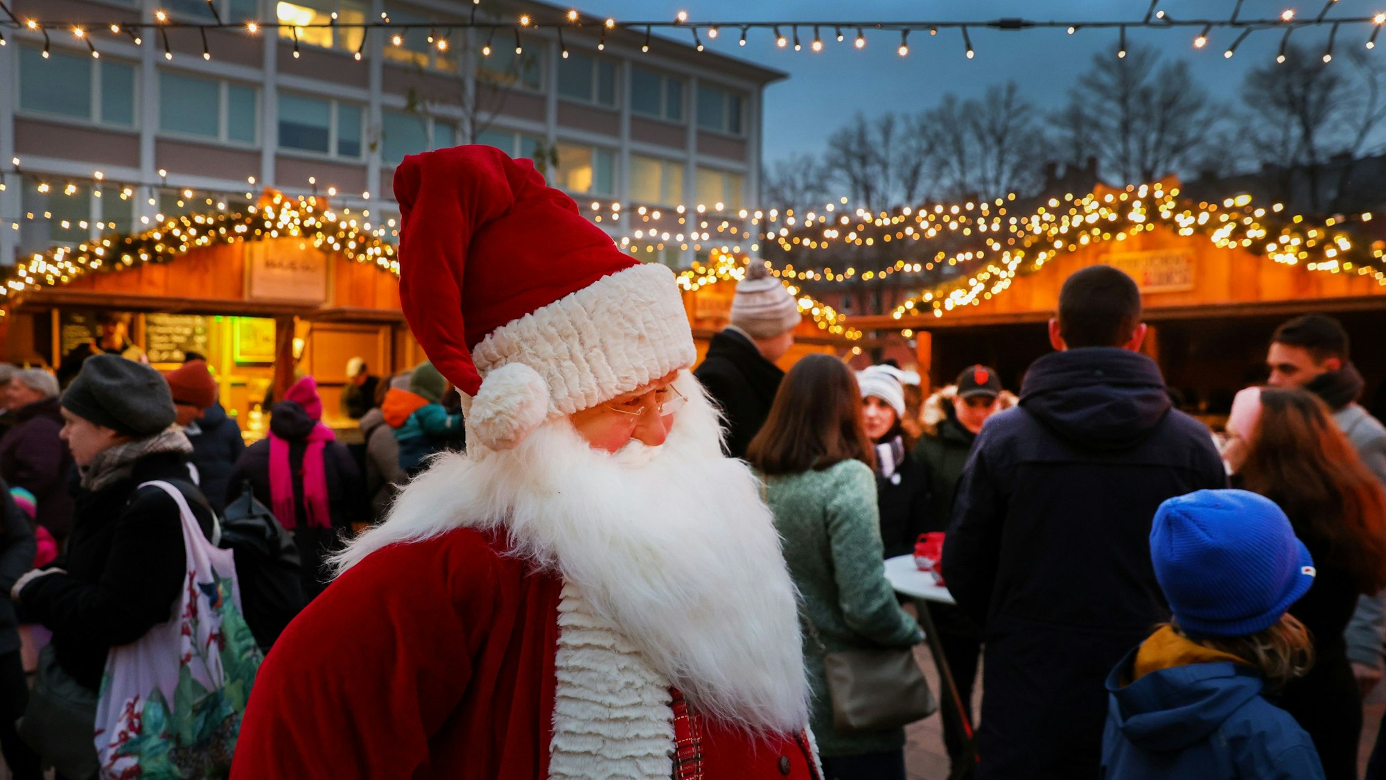 Der Weihnachtsmarkt in Sülz auf dem Elisabeth-von-Mumm-Platz.
