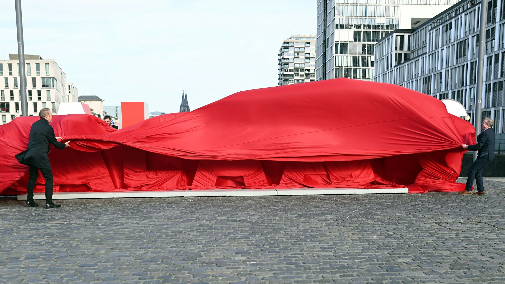 Der Alaaf-Schriftzug wird von Uwe Wedig (li.), Vorstandsvorsitzender der HGK, und Festkomitee-Präsident Christoph Kuckelkorn enthüllt.