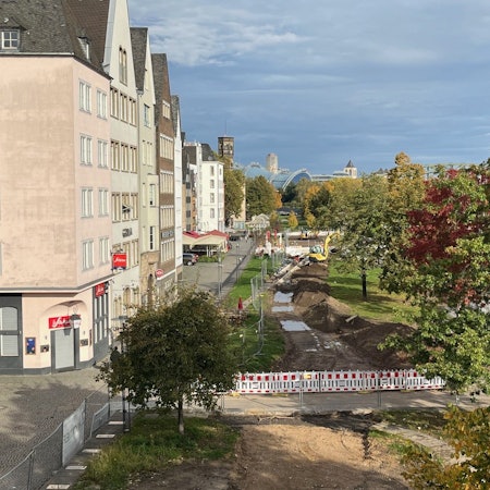 Blick auf den Rheingarten, dort soll neuer Rollrasen verlegt werden.