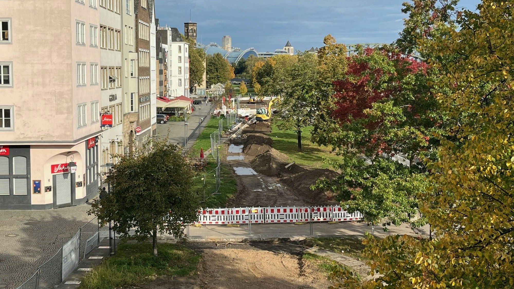 Blick auf den Rheingarten, dort soll neuer Rollrasen verlegt werden.