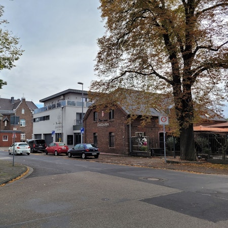 Herbstliche Atmosphäre, ein Auto fährt auf einer Straße.