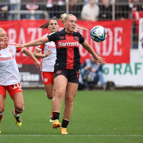 Szene aus dem letzten Duell in Leverkusen: Münchens Linda Dallmann (l.) bearbeitet Bayers Julie Jorde.