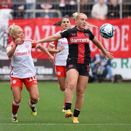 Szene aus dem letzten Duell in Leverkusen: Münchens Linda Dallmann (l.) bearbeitet Bayers Julie Jorde.